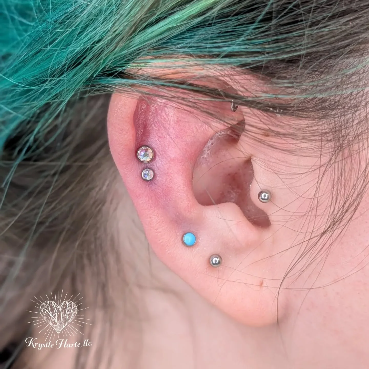 We chose a vertical stack to accentuate the outer ridge, paired with some classic brilliance. Clean, intentional, and timeless.
What do you think of this duo? Let me know in the comments! 👇

#piercings  #helixpiercing #doublepiercings
#earpiercing #
