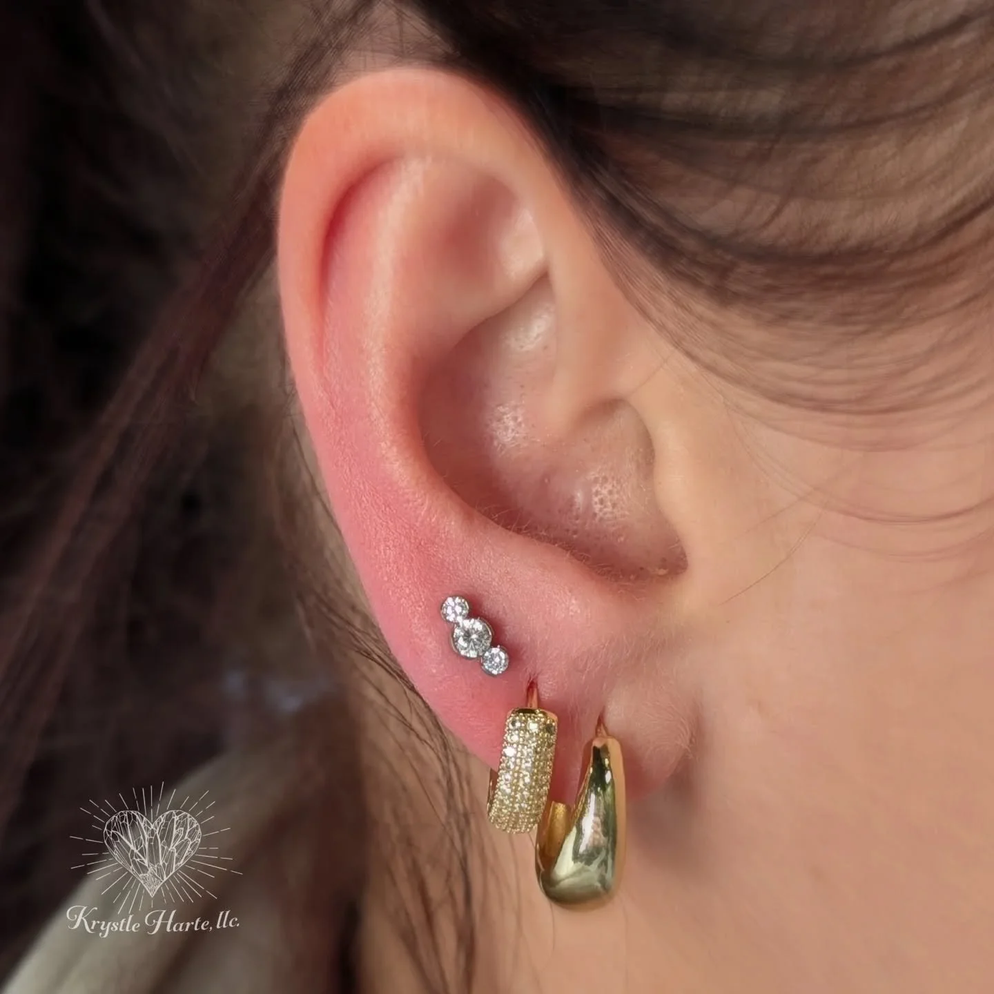 We Added this third lobe piercing with the fabulous and most popular piece we have in stock atm, The Gemma topper from @khrysospiercingjewelry 🔥

Book your appointment now with Krystle or Kim @sapphirestudiosnaperville

#PiercingIdeas
#piercings #pi