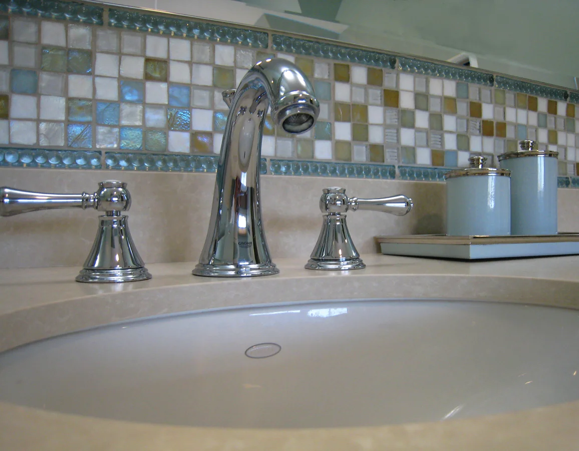 Everybody loves a blue-green bath! Oceanside Glass Tile adds a little sparkle to the splash!