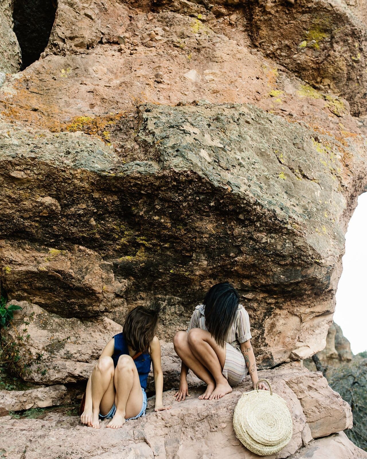 longing for warmer days and outdoor adventures. ☀️⛰
.
.
.
📷: @jennarae._
.
.
.
#photoshoot #fashionphotography #getoutside #nationalpark #summerstyle #vintagefashion #styleinpo #mood #colorpalette #barefoot