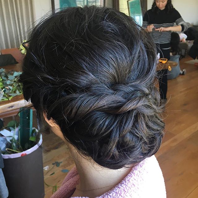 hair flow today #tousled #bridalhair bride from out of town without a trial! #winerywedding #makeupartist #hairstylist #bohochic this group also make the flower arrangements for everything on the spot #diybride #wineryweddingdc #dcbridalhair #rosegol