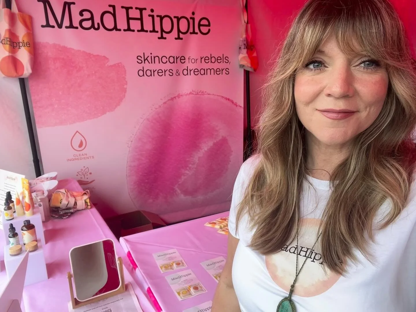 had a fun time working for @madhippie this weekend doing mini facials at a music festival 

what a cute fun product line, I have to say ✨

booked by @cleanbeautyartists