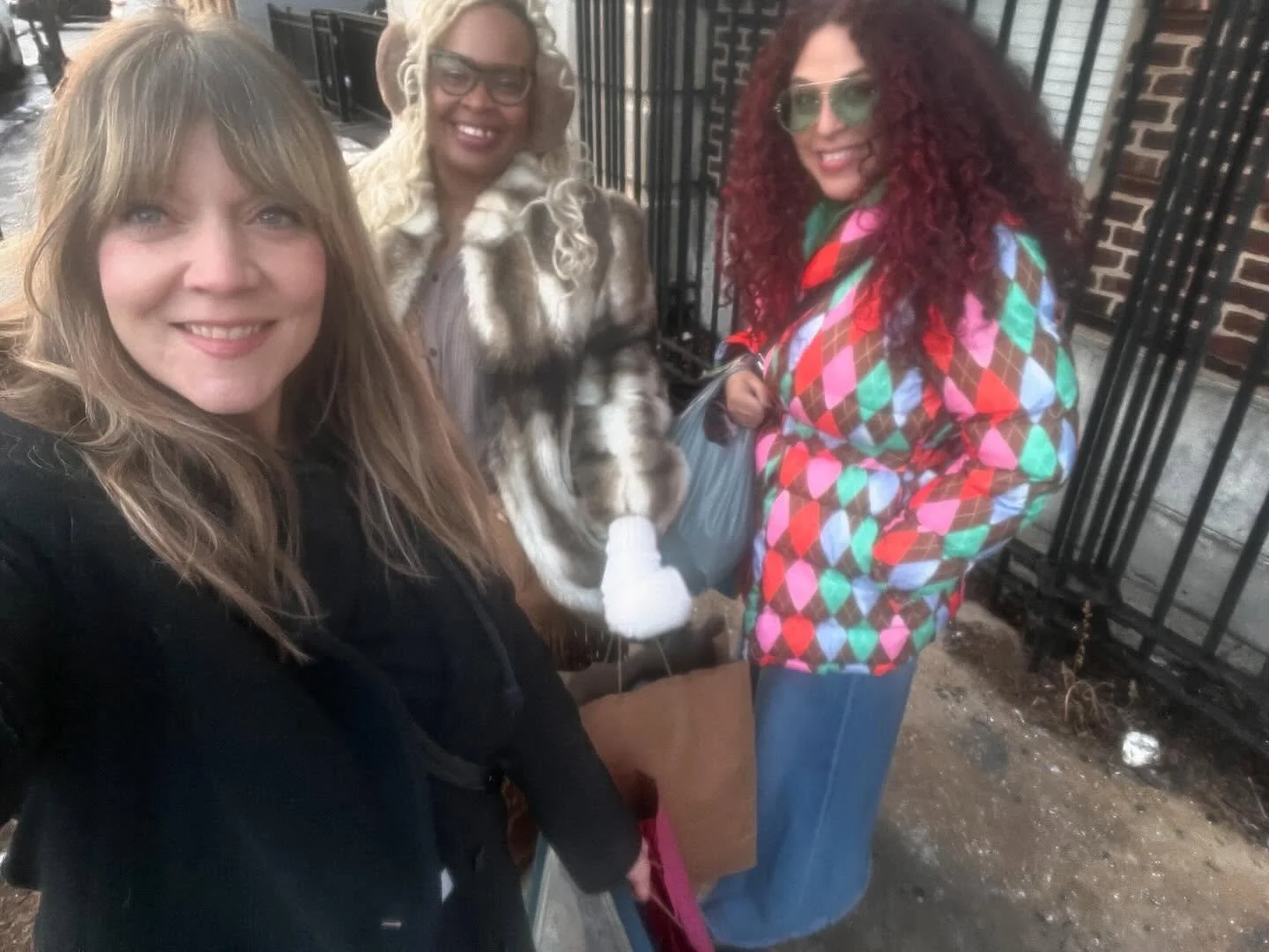 💎 Style Makers || Makeup Artists 💎

had so much fun vintage shopping in Philly with @moderngreengoddess @abigaildecasanova 

crystals, a prairie dress and unicorn pic brought me so much joy! What is currently bringing you joy?