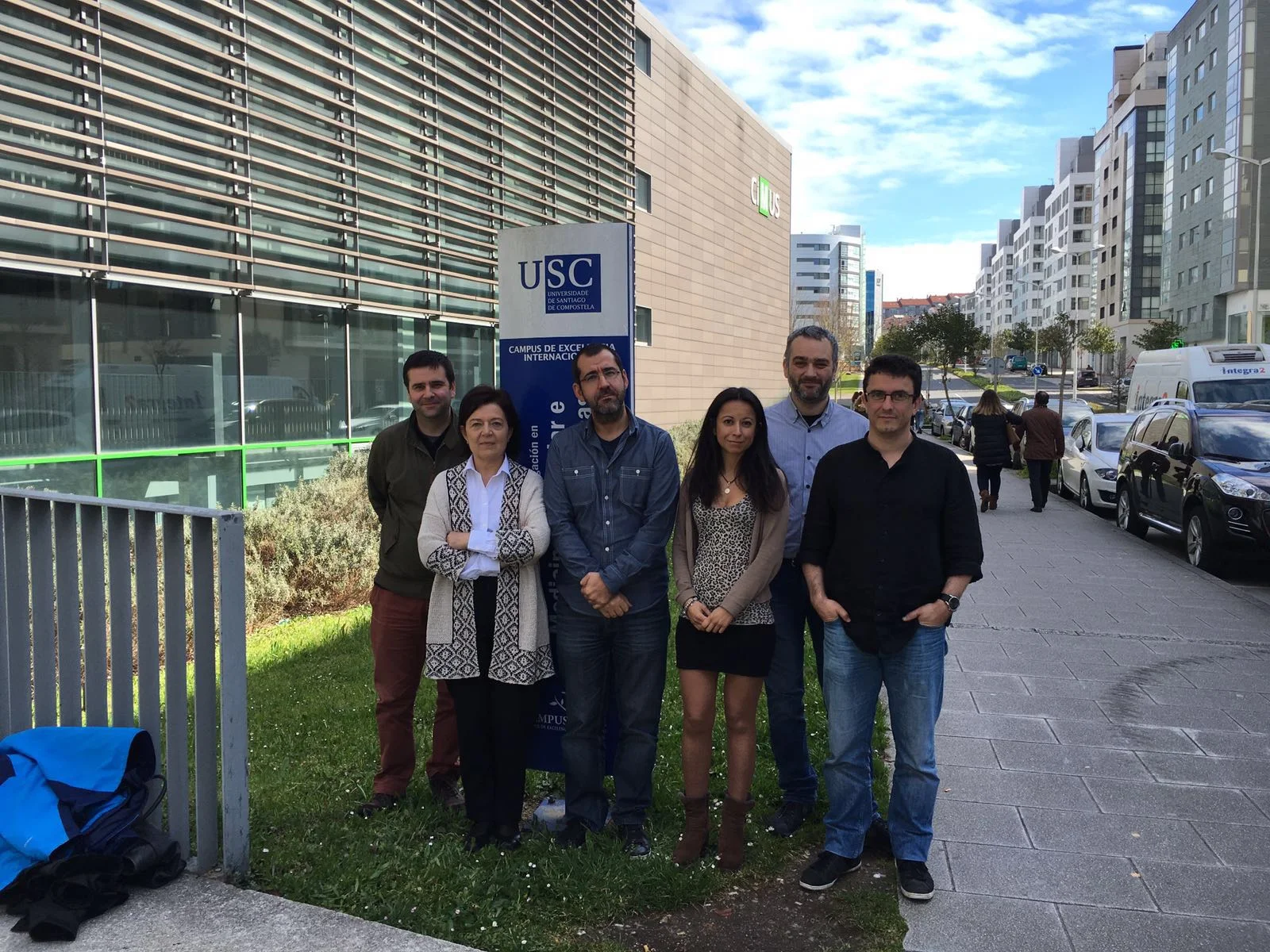 Casi todos los miembros del equipo organizador de Regueifas posan tras la rueda de prensa.