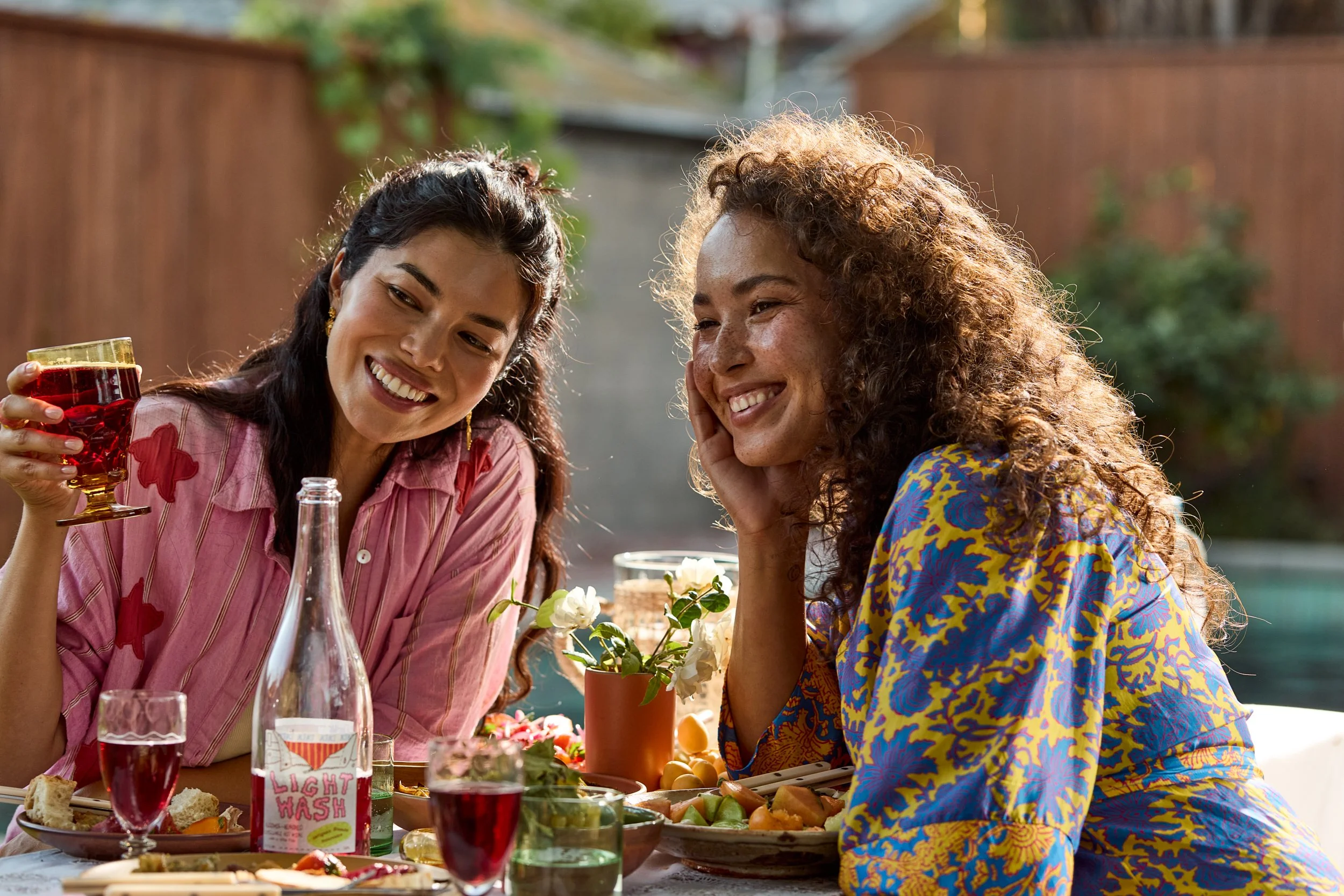 Two Girls smiling for a photo / Jennifer Chong - Lifestyle Photographer