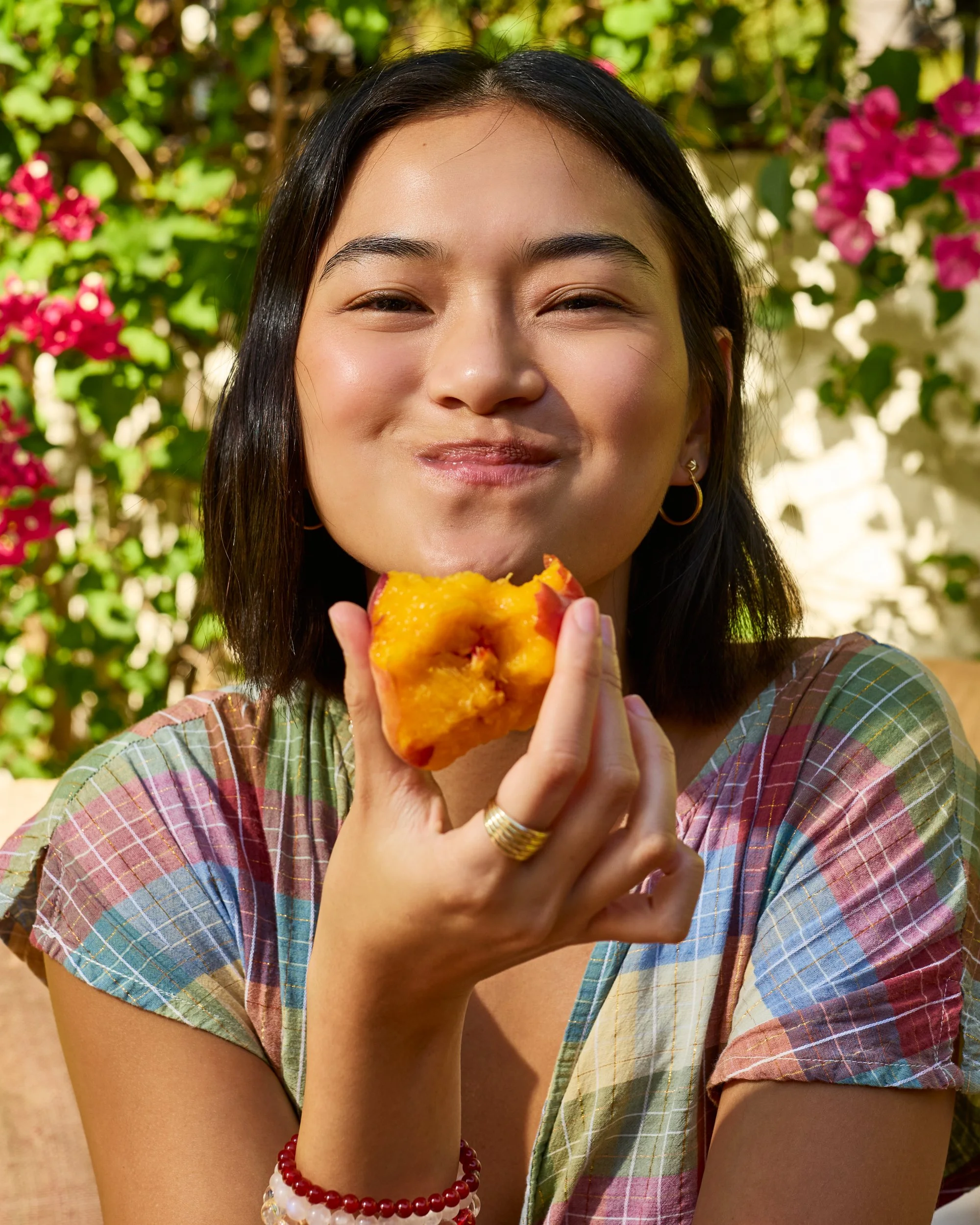 Girl eating a juicy peach / Jennifer Chong - Lifestyle Photographer