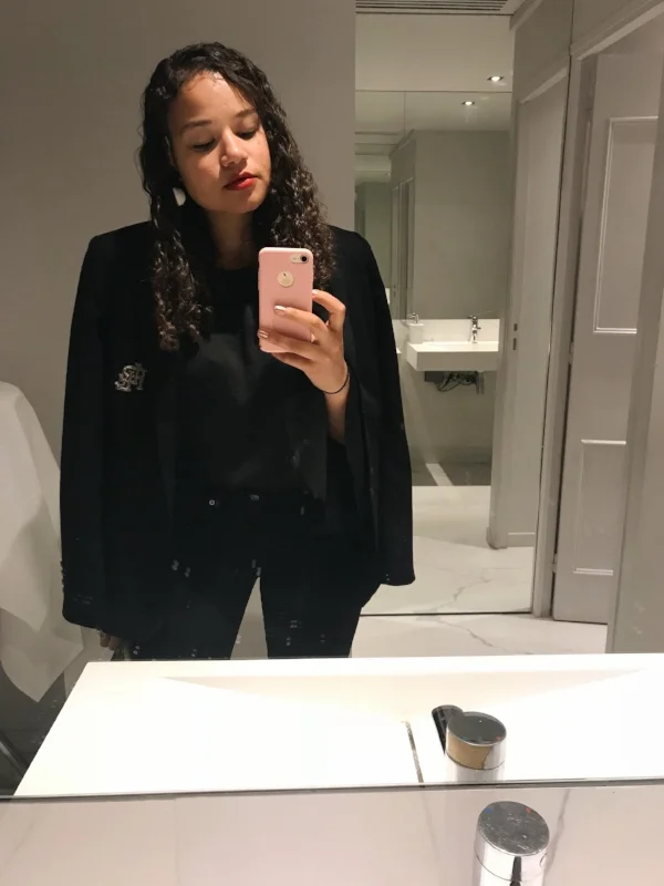Please enjoy the soap splashes on the restaurant mirror. 