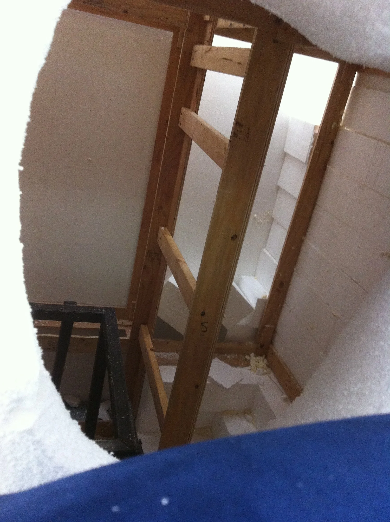 1_2_hold-interior_r.jpg