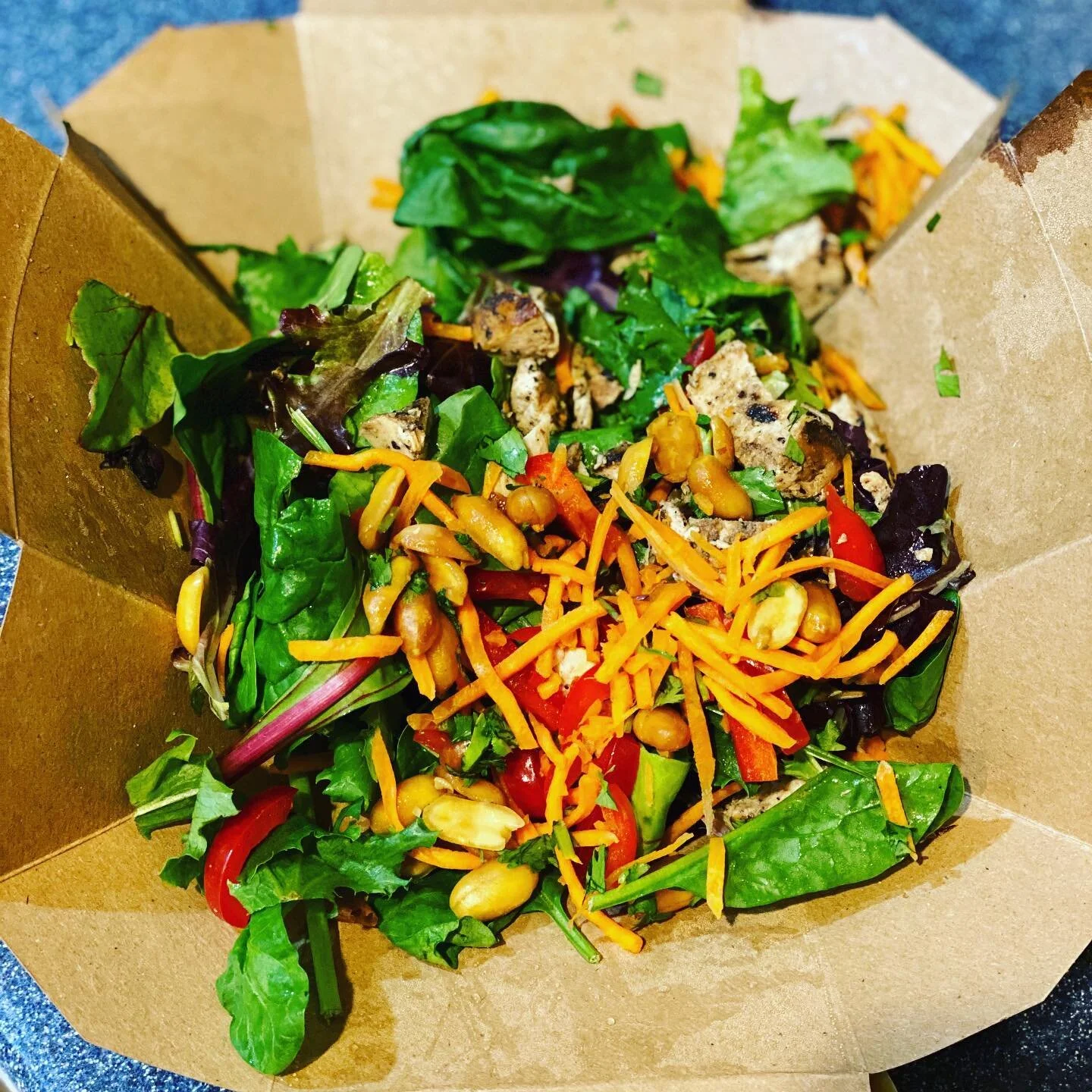 @freshjunkies for the Win! So good to get back to the #thaichickensalad If you&rsquo;re looking for a way to kick start your healthy eating you&rsquo;ve got to check out the FRESHJUNKIES Salad Subscription with delivery available. Thanks @patrickfell