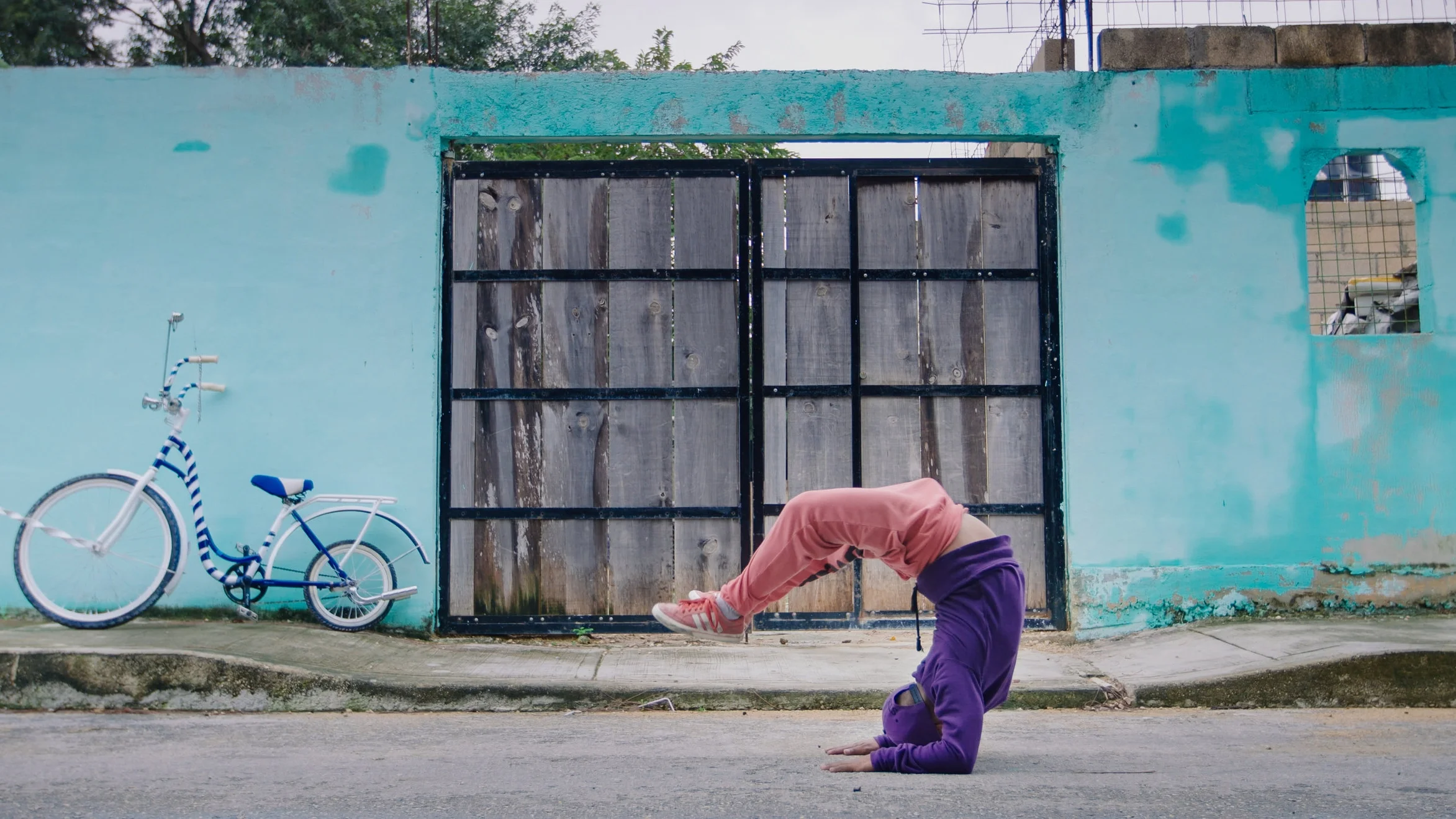 mexico handstand, filmy Screen Grabs (1 of 1).jpg