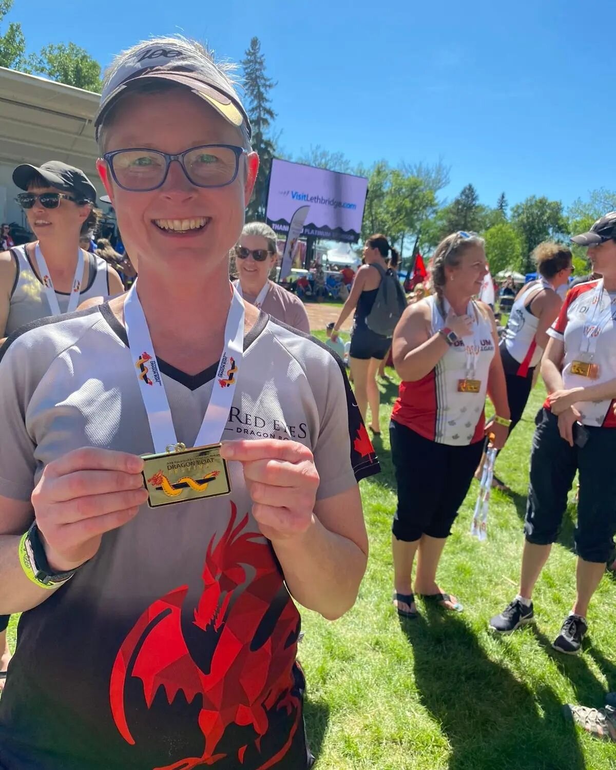 All shiny smiles here with Red Tomatoes, @dragnum_dragonboat !
.
.
#lethdragonfest22 #lethdragonfest #yycdbs #paddlesupyyc #redeyesdragonboat #redtomatoes #dragnumdragonboat
