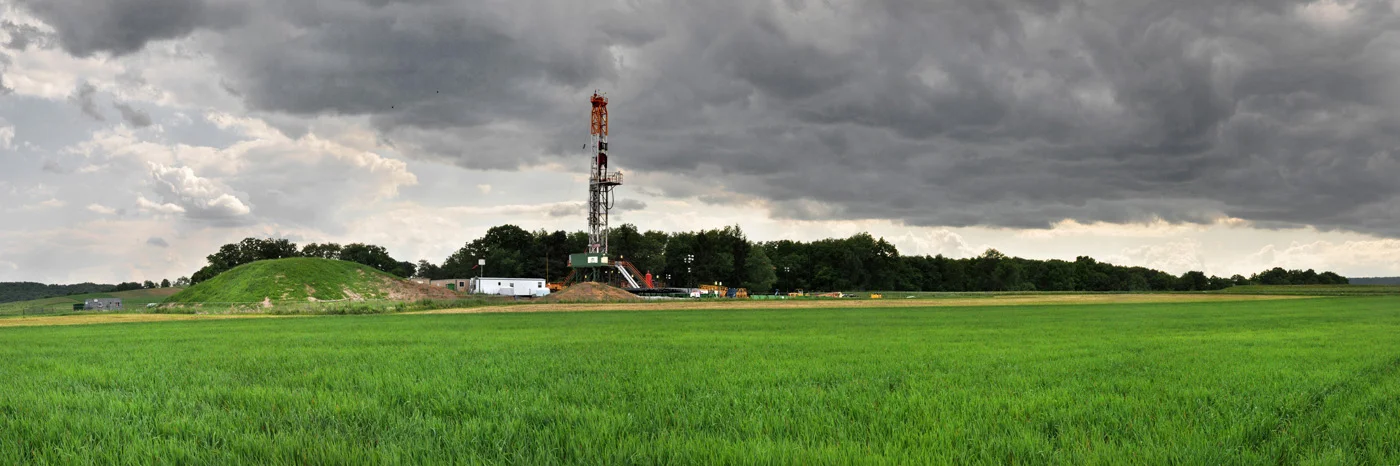 The drilling rig on the Millers' farm. © Brian Cohen/MSDP 2012