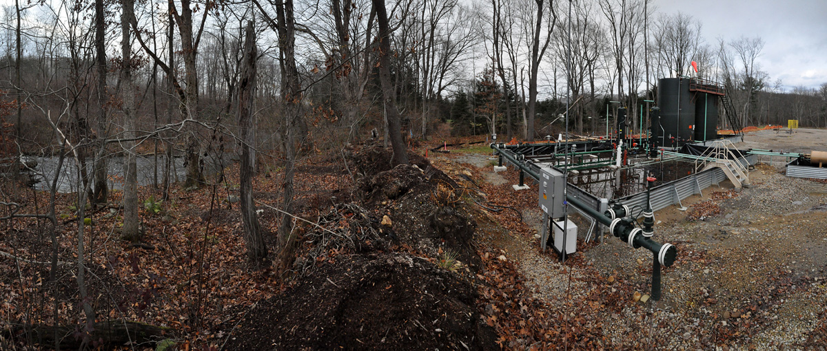  A small natural gas installation in the Laural Highlands.&nbsp; © Brian Cohen/MSDP 2011 