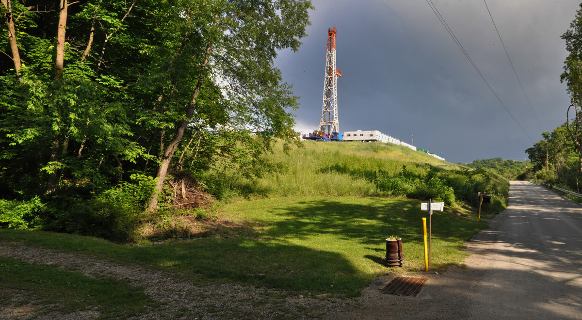 XTO's Christiansen well pad and rig in the Laurel Highlands.&nbsp; © Brian Cohen/MSDP 2011 