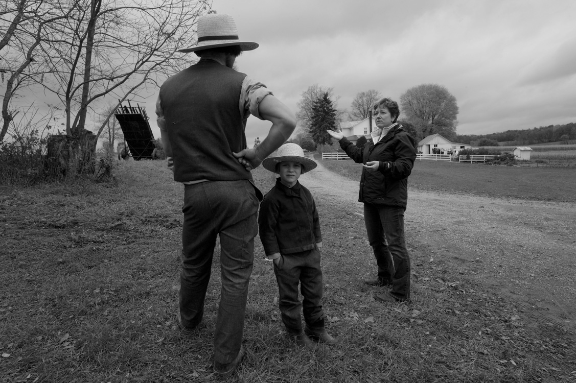  Carrie Hahn, an activist in New Wilmington area, talks to an Amish farmer about the hazards of allowing a gas drilling operation on his land.&nbsp; ©&nbsp;Lynn Johnson/MSDP 2012 