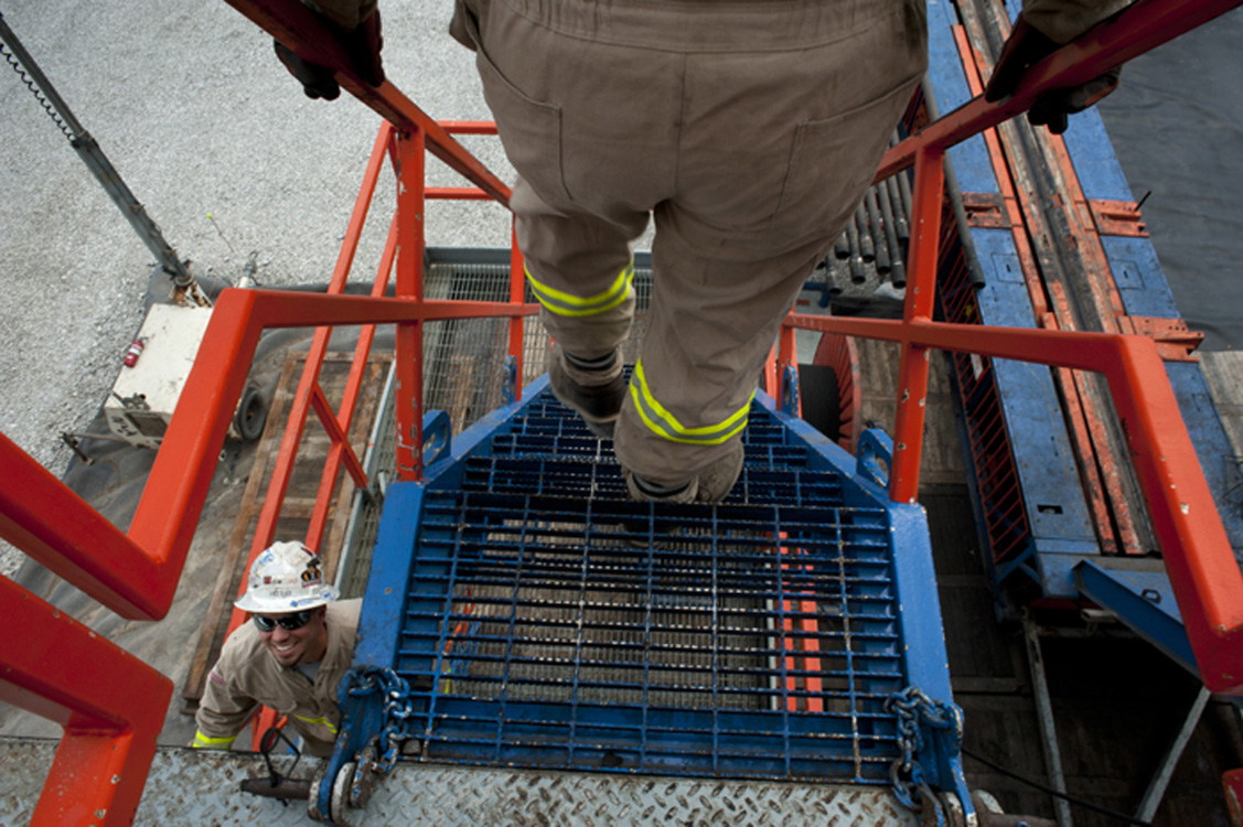  Workers departing the NV-41 rig.&nbsp; ©  &nbsp;Martha Rial/MSDP 2012  