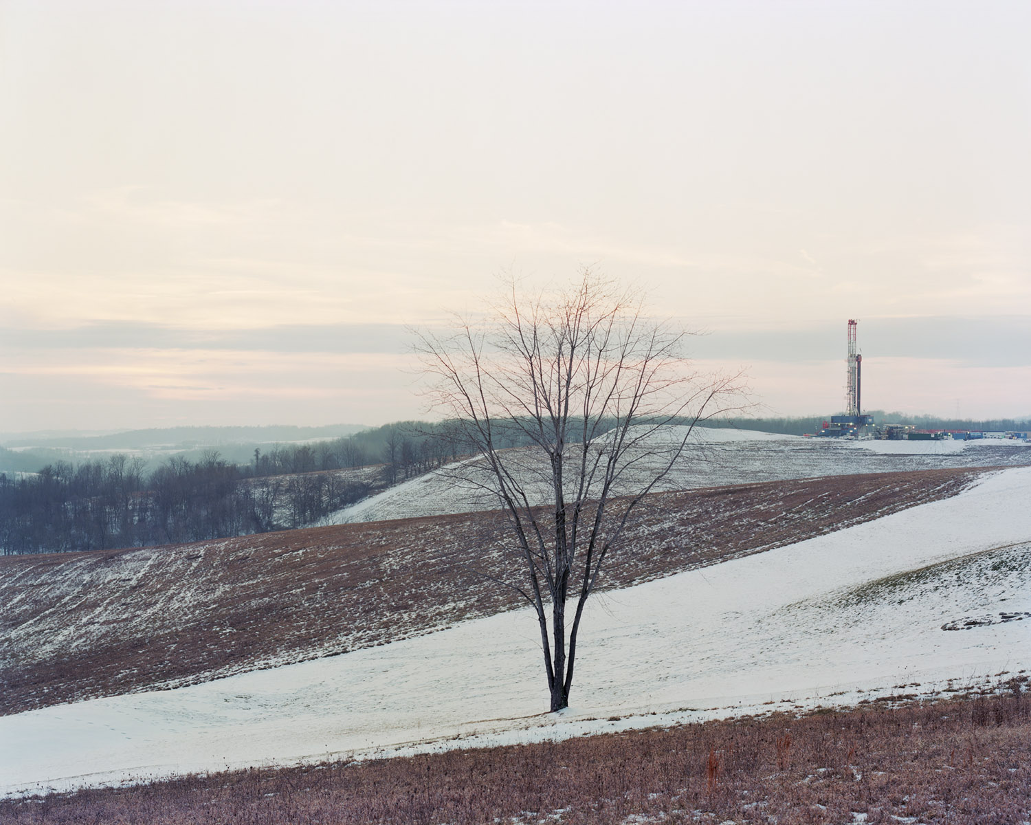  View of a Range Resources gas-drilling rig along Skyline Drive in Hickory, PA on 01/22/2012.&nbsp; © Noah Addis/MSDP 2012 