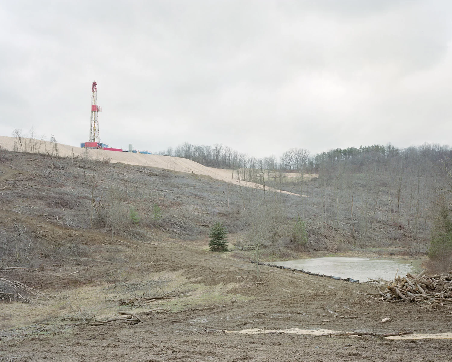 View of a Consol Energy gas-drilling rig along Archer Road in Morris Township, PA on 01/24/2012. © Noah Addis/MSDP 2012
