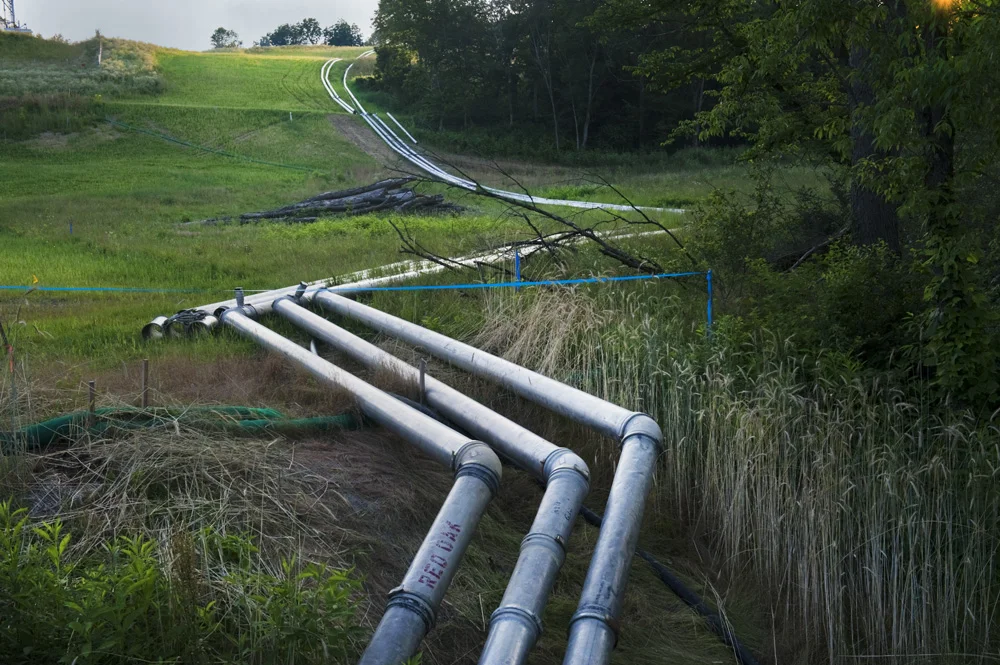 Water transport pipes use gravity to take water from one site to the next. In 2011, Red Oak, the company that laid this set of pipes, was consolidated into a larger, Houston-based company named Rockwater. © Scott Goldsmith/MSDP 2012
