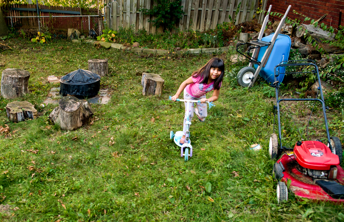  Brianna Ibarra Romano, age seven, plays in the backyard.  © Nate Guidry/TDW 2017 