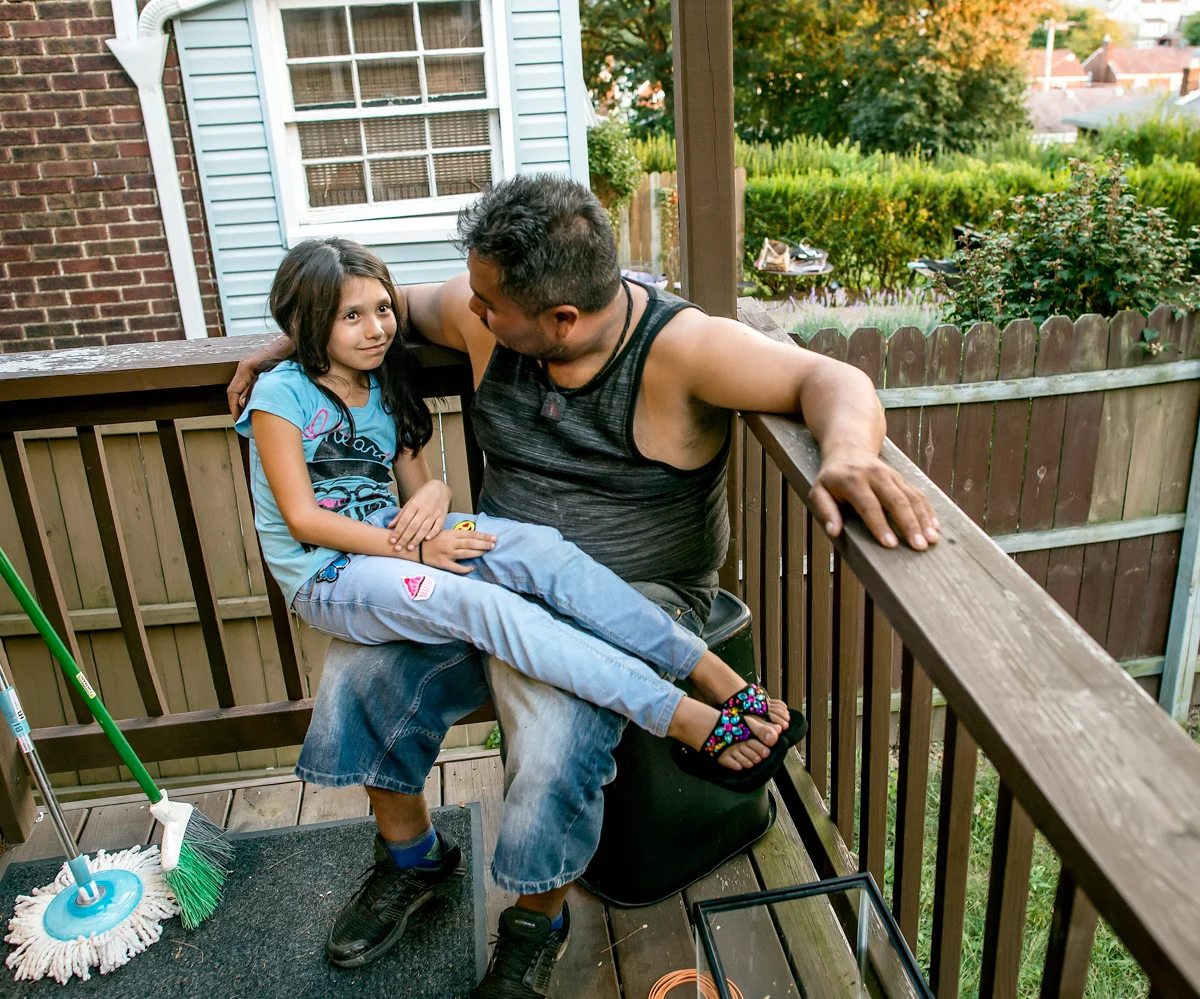 Emma sits on her dad’s lap. © Nate Guidry/TDW 2017