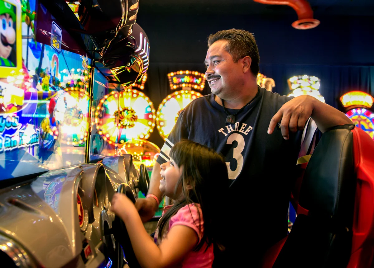 Brianna and her dad enjoy the games at Dave & Buster’s. © Nate Guidry/TDW 2017