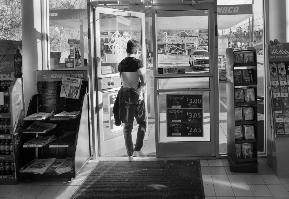 Som stops at a local gas station convenience store to buy cigarettes before going to work. © Scott Goldsmith/TDW 2017
