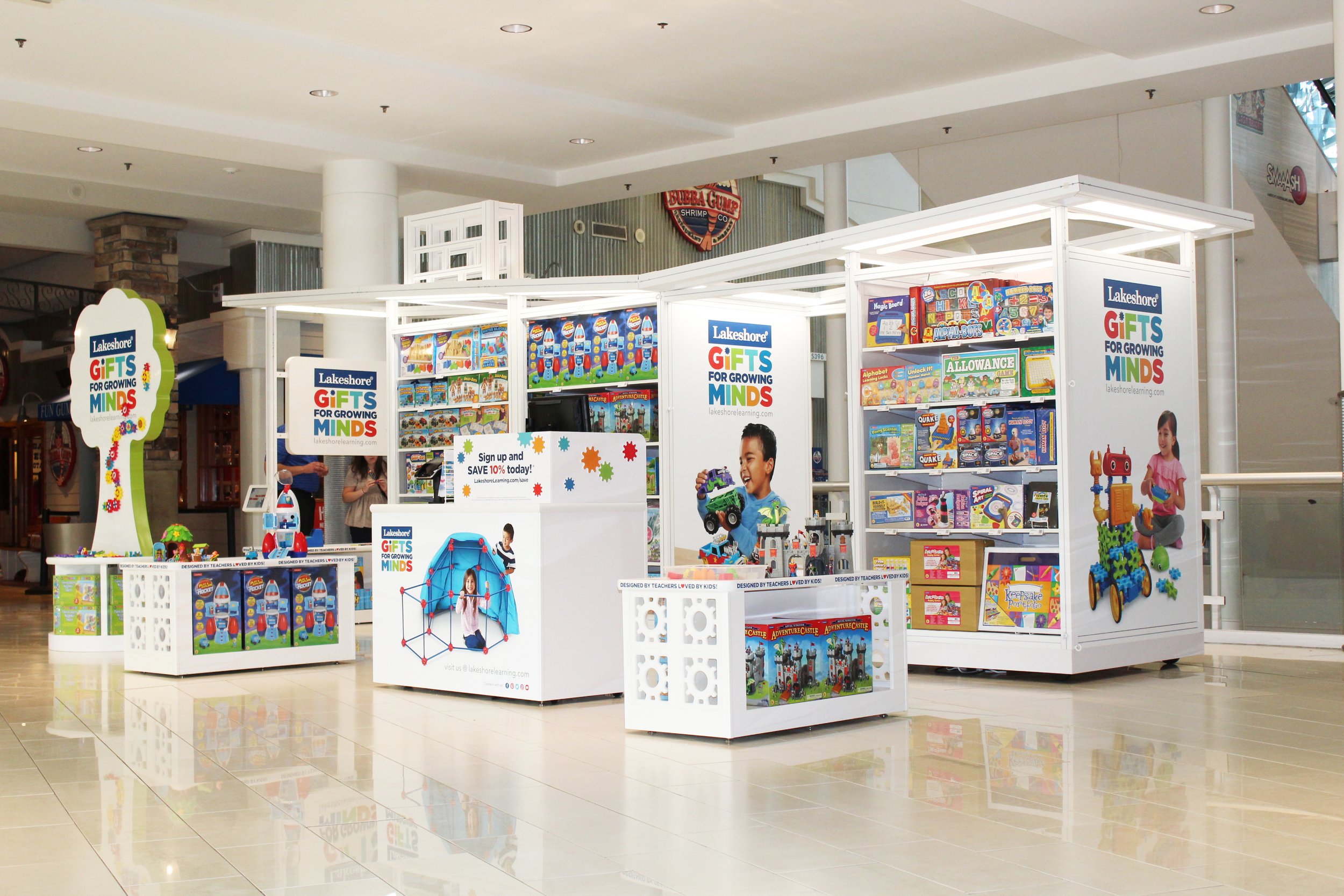  In the fall of 2019, Lakeshore Creative launched a Pop-Up shop at the Mall of America.   With this project, my team was able to invent a new retail experience, focussed on hands-on play. 