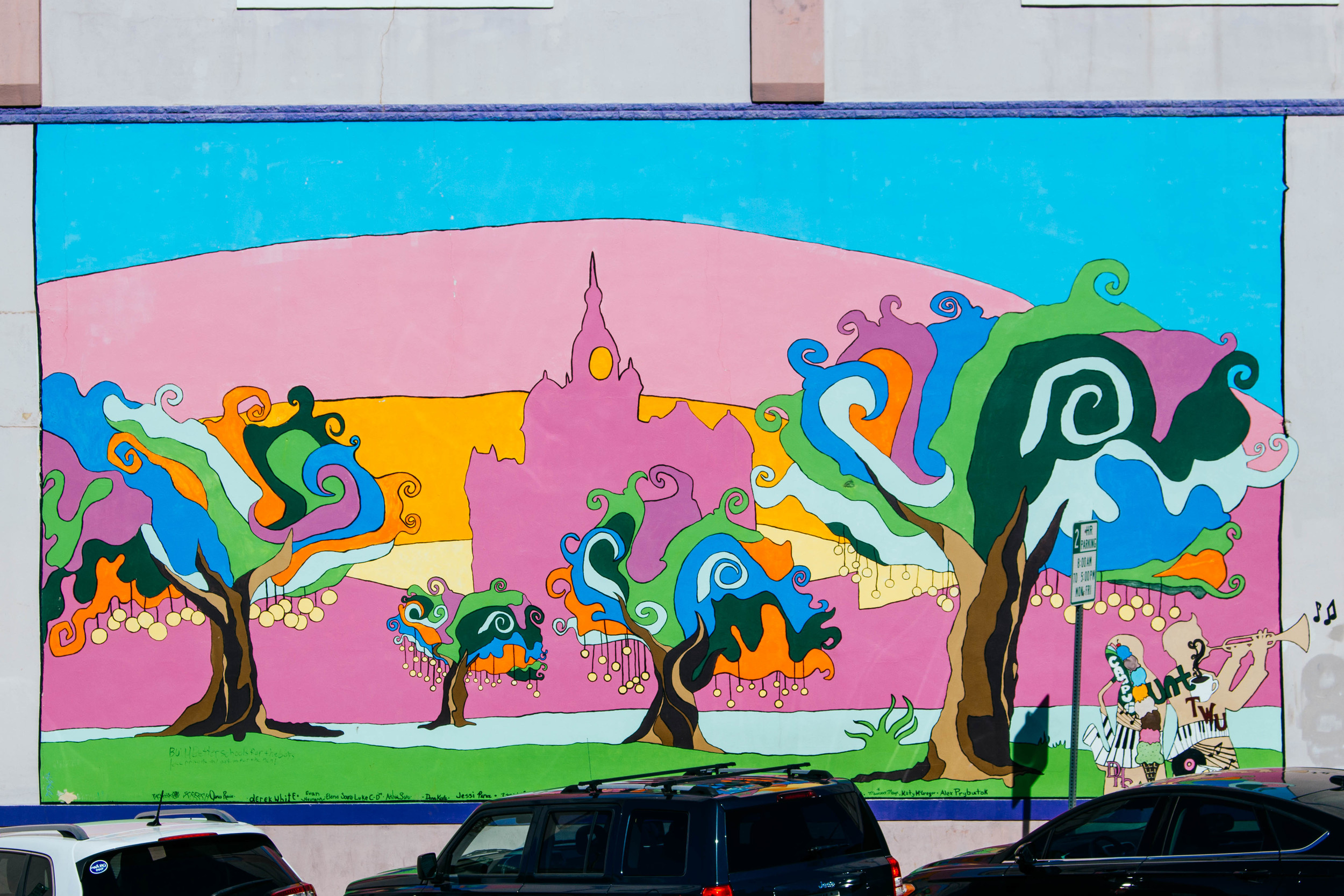 Mural on the side of Recycled Books. Photo by Adrian Samano