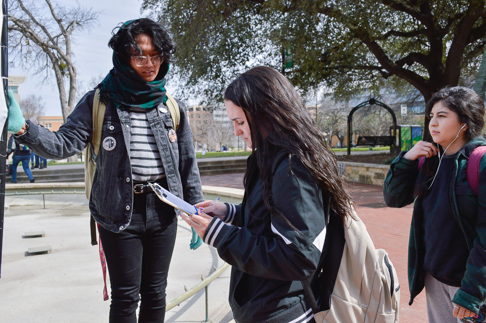  A petition being signed by students against UNT’s decision to bring CBP/ICE on campus. 