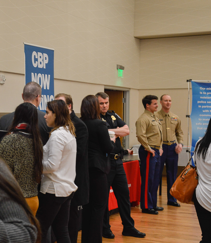  Students and officers at the job fair. 