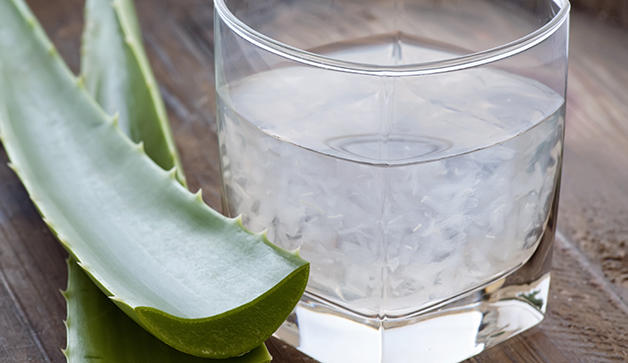Aloe Vera juice and aloe vera leaves. Photo Credit: http://www.prevention.com/beauty/aloe-juice-benefits