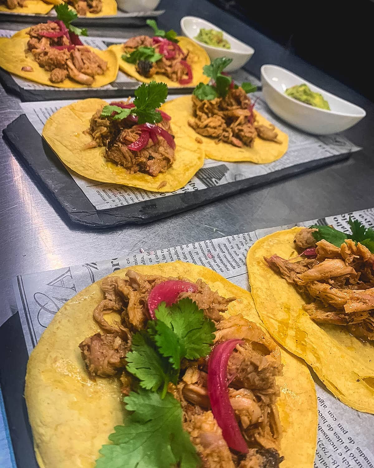 Hoy tocan unos #tacospulledpork para empezar bien el viernes 🙌, &iquest;qui&eacute;n est&aacute; conmigo? 😊

#tacos #pulledpork #gastrobar #lovesfood #gastrotapas #barcelonafoodexperience #comerenbarcelona #barcelonafoodie #bcnfoodie #tapasbarcelon