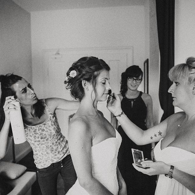 Der Moment, in dem das Getting Ready in der &bdquo;Endspurt&ldquo; geht. Alle sind total aufgeregt, schauen ob alles passt und dann gehts endlich los 🤩 #Hochzeit #heirateninbayern #heirateninaugsburg #wifetobe #augsburg #weddingphotography #wedding 