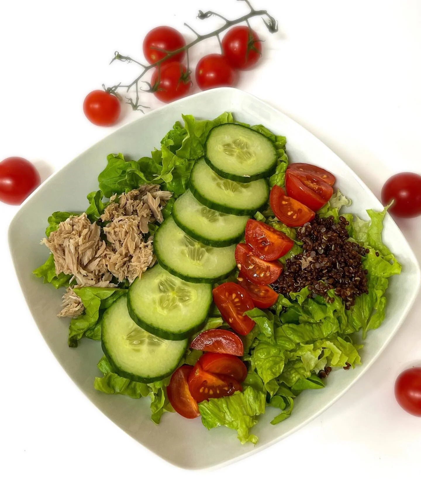 Salade du moment : thon émietté, concombre, tomate cerise et quinoa 
•
•
#boulangerie #salade #saladecomposée #instafood #foodporn #saignelegier #jura