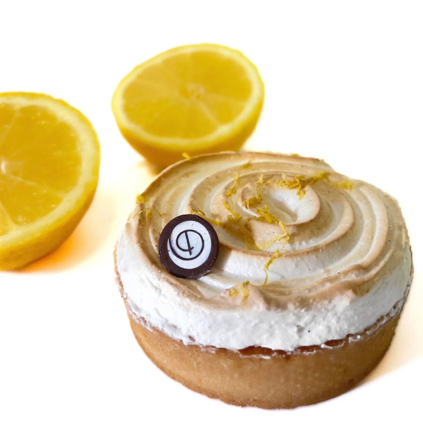 Tartelette citron meringuée, une pause gourmande ensoleillée ☀️ 
•
•
#patisserie #boulangerie #citron #tartelettecitronmeringuée #instafood #foodporn #saignelégier #jura