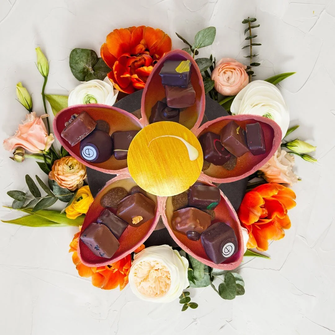 La fête des mamans approche ! 🌸
Faites lui plaisir en lui offrant cette marguerite garnie de pralinés 
•
•
#fetedesmeres #plaisirdoffrir #confiserie #chocolat #chocolatelover #instafood #foodporn #jura #saignelégier  @f