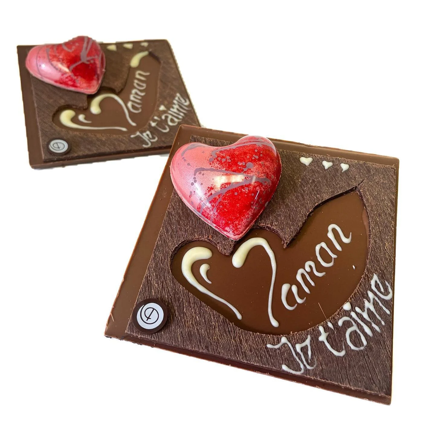 Pour célébrer toutes les mamans du monde, une plaque de chocolat ornée d’un cœur fourré passion framboise 🍫
•
•
#fetesdesmeres #plaisirdoffrir #chocolat #plaquedechocolat #instafood #foodporn #saigne