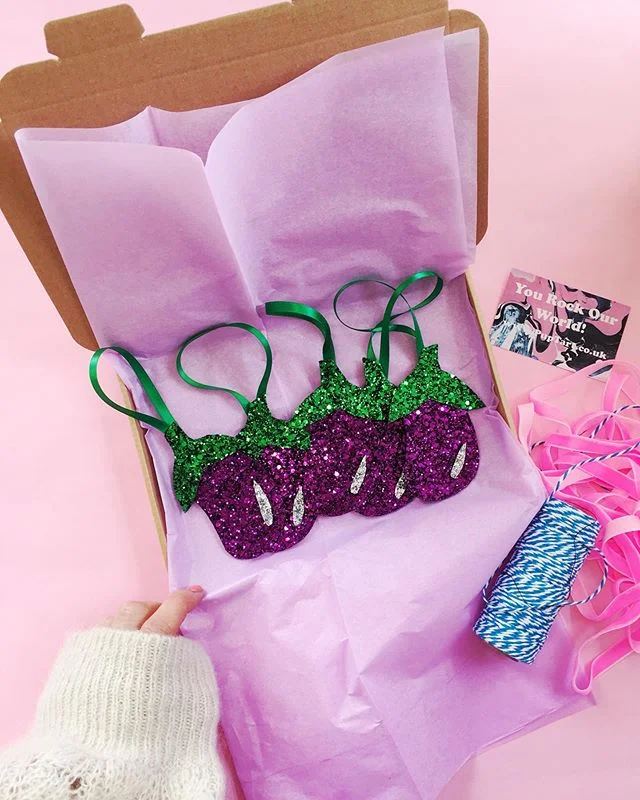 It’s never too early to get your baubles ready? Especially if they’re sparkly aubergines🍆 . Excited to see who’s gonna win sparkly Christmas decoration of the year. We’ll have some excellent new designs. But usually it’s a fight between the aubergine, Shawn Le prawn and the classic Christmas pudding.💖🦐 what would you like to see sparkling on your Christmas tree this year? Too early?😂💖🍆