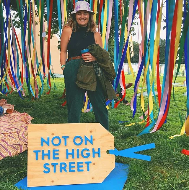 OMG what a day buddies! I won’t lie I was very, very nervous about hosting 2 marbling workshops for a lot of people. But you know what they say about pushing yourself out of your comfort zone. It really does work😂🙈❤️🤗. The #happyplacefestival is amazing and super inspirational (anyone else only ever been to boozy muddy festivals?). I was really lucky and got to see @hollytucker @iamlaurenmahon IRL!💖💜🤗 and It gave me a real confidence boost in terms of public speaking and doing bigger workshops. I’ve got lots more planned for the festive season including bauble marbling and upcycling tie dye yay! Anyways thanks so much to @notonthehighstreet for inviting me and everyone who marbled. I had the best day and I’ve already told my besties we’re coming back next year.💖💜 This may be my longest post ever!😂🙈💜