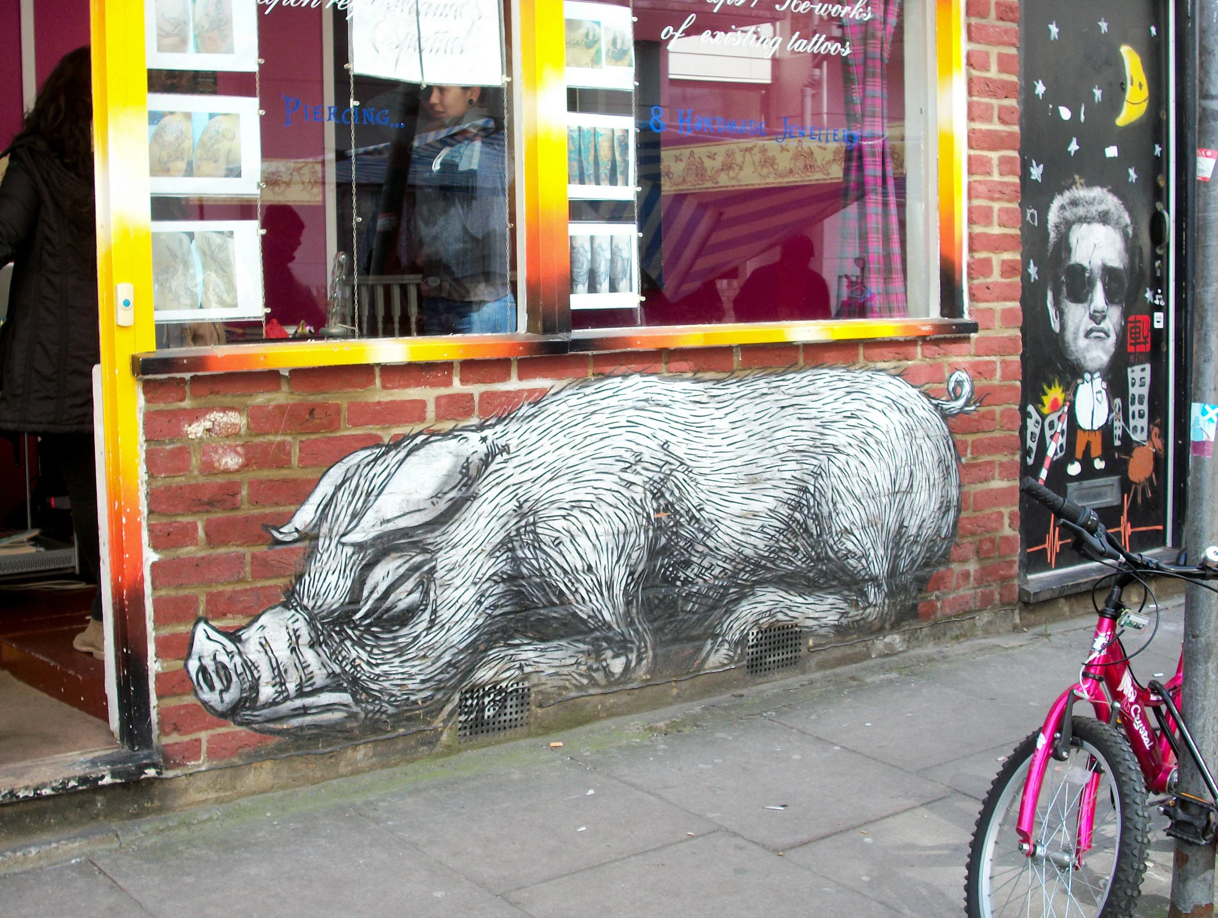 Piece by Roa in Bacon street, 2013 (own photo)