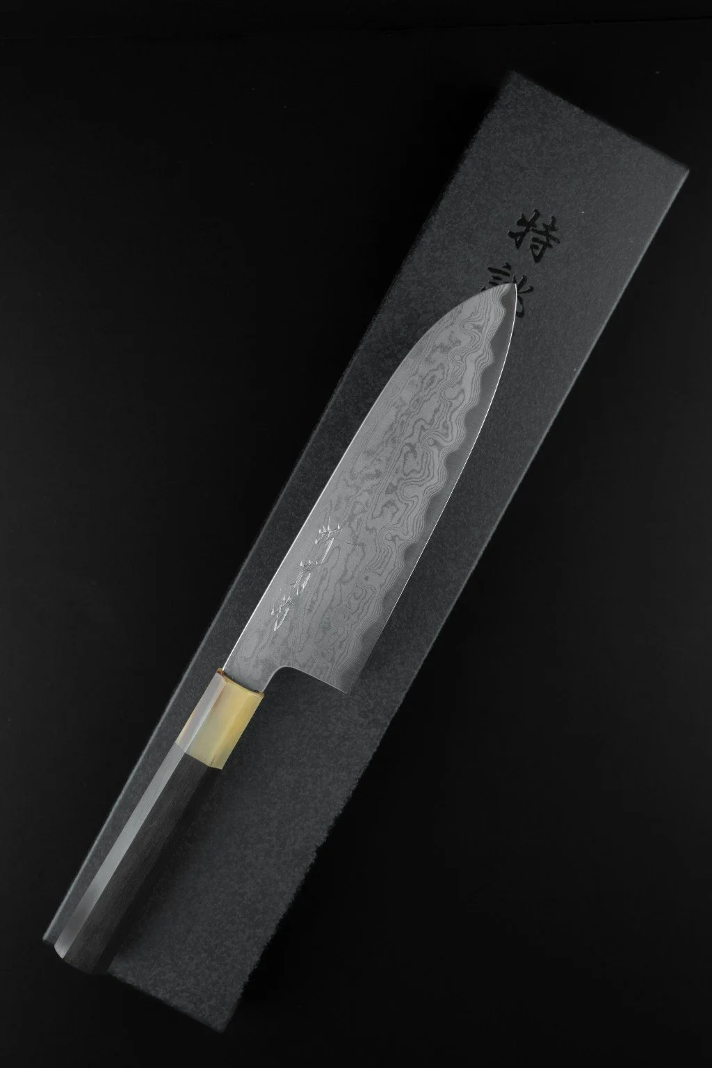 Couteau japonais Tokuseï Kikumori Suminagashi Santoku 165 mm, vue d’ensemble avec manche octogonal en ébène et corne de buffle blonde.
