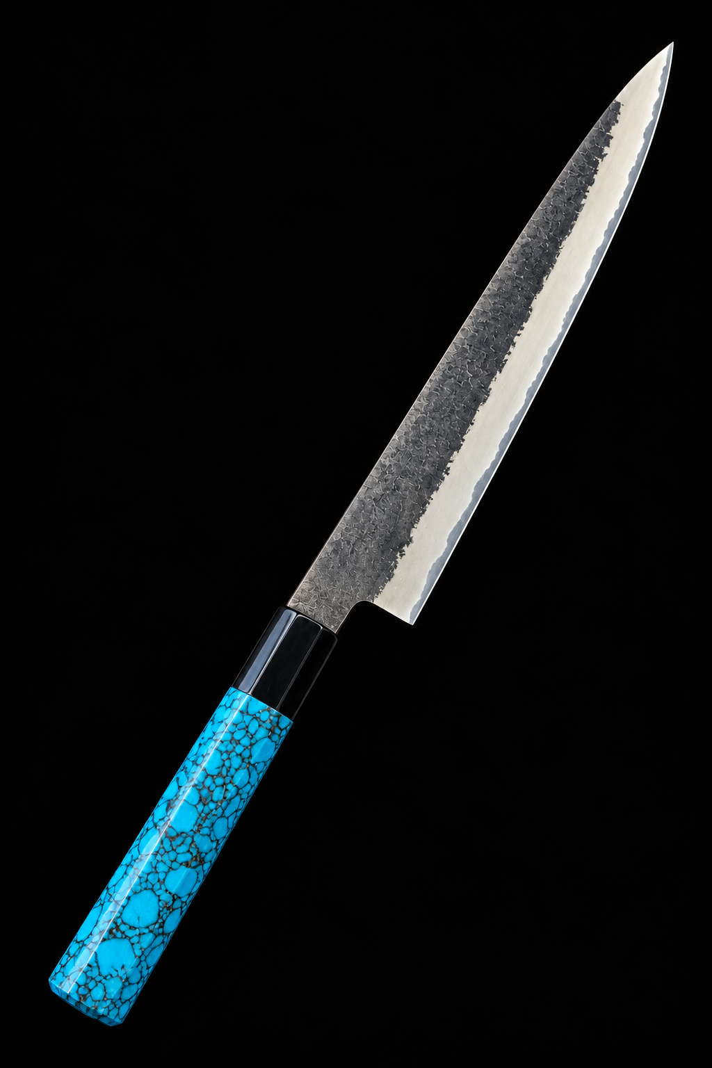 Sujihiki Tokusei Turquoise Kuro-uchi de 240 mm, manche turquoise à veinures sombres et virole en corne de buffle noire, sur fond noir.