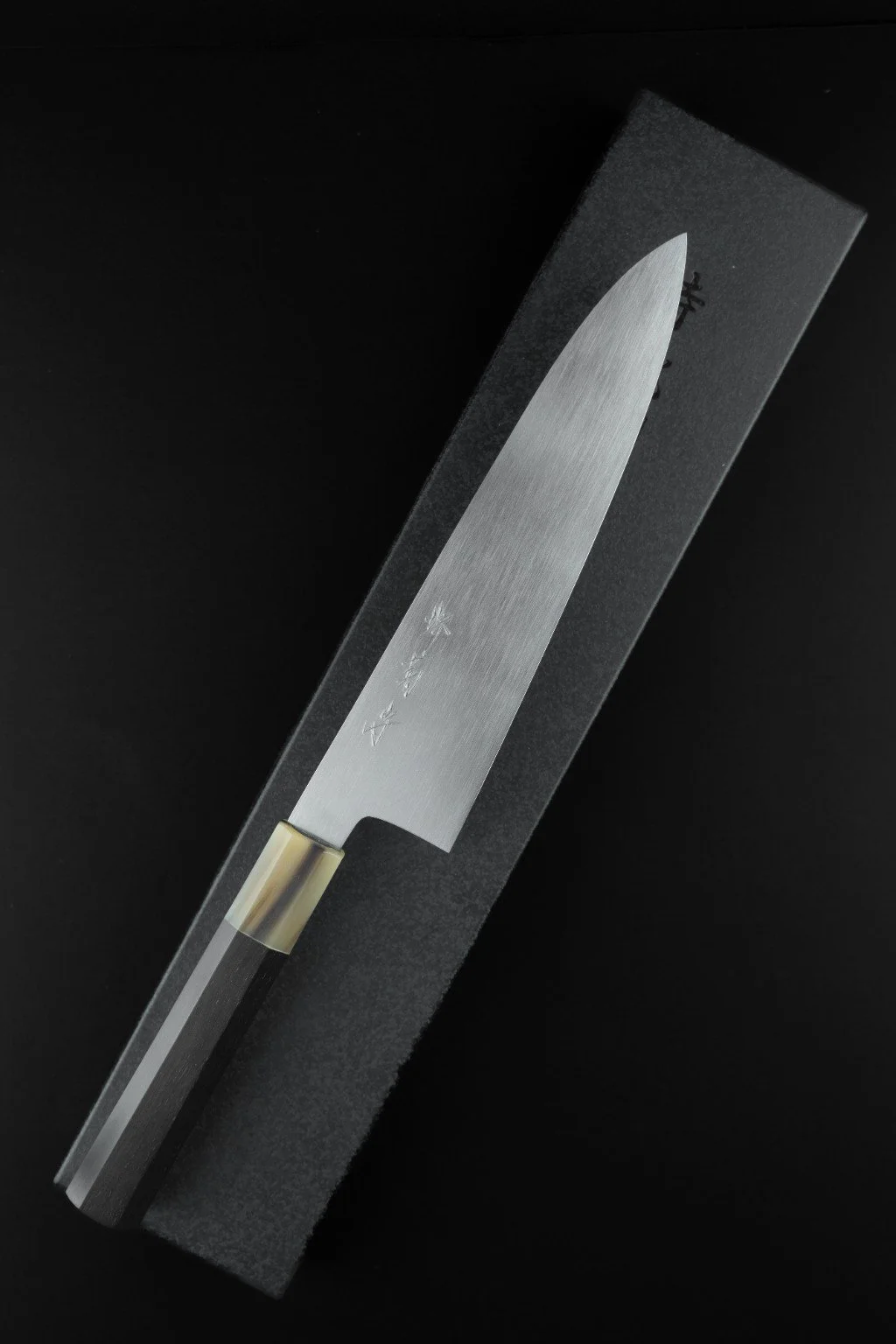 Couteau japonais Tokuseï Kikumori Suminagashi Gyuto 210 mm, vue d’ensemble avec manche octogonal en ébène et corne de buffle blonde.