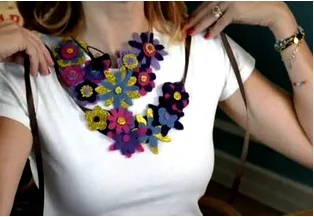 HOW TO MAKE A FELT FLOWER BIB