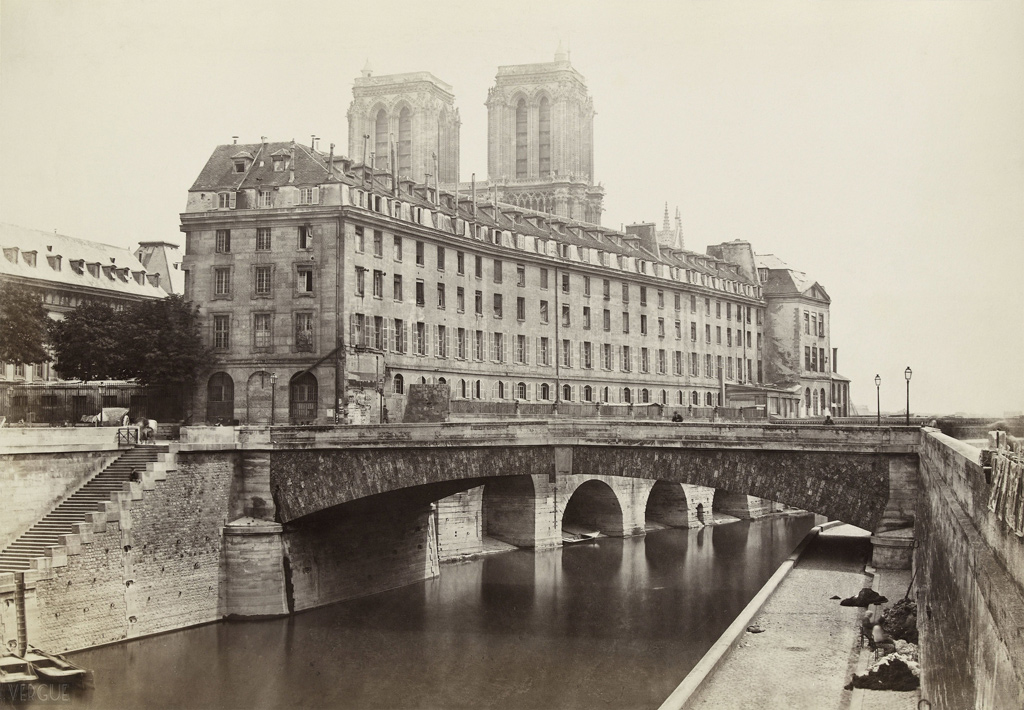 Charles Marville - Hôtel-Dieu de Paris, Île de la Cité, Paris IVe. vers 1867. Source: Ville de Paris / BHVP. Lien