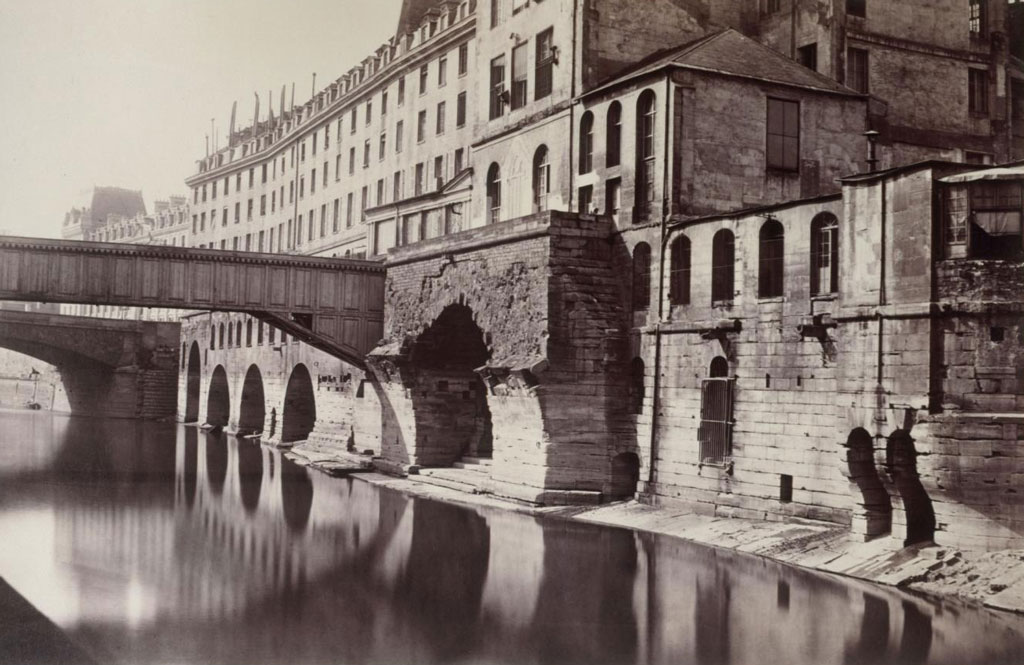 Charles Marville, Ancien Hôtel-Dieu et Pont Saint-Charles, entre 1865 et 1868 Source : Collections Paris Musées