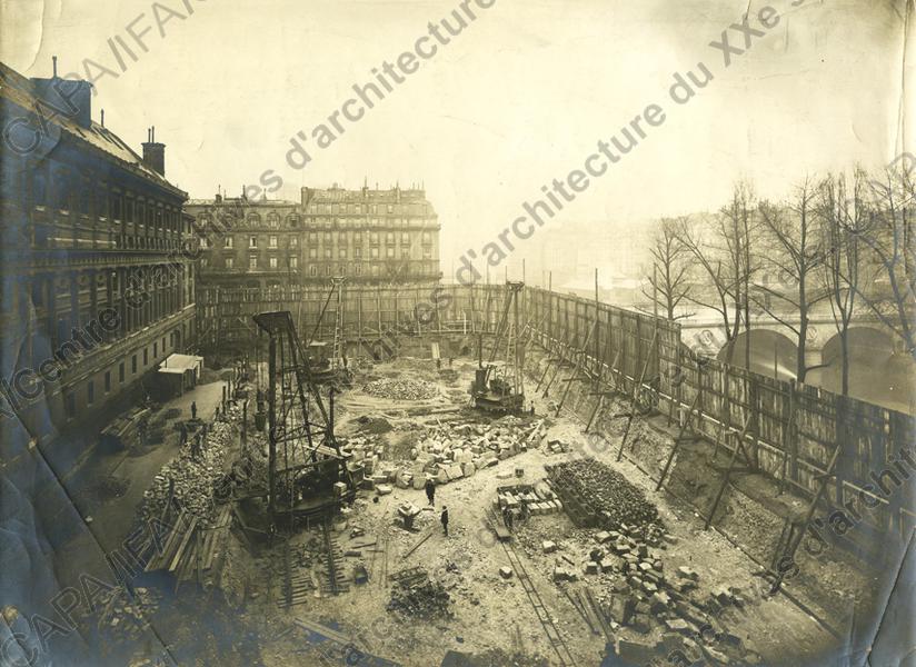 Arch. Albert Tournaire, 1908 Crédits: SIAF / Cité de l'Architecture et du Patrimoine / Archives d'architecture du XXe siècle Source: Lien Pour les fondations de l'agrandissement du Palais de Justice, l'archtiecte a eu recours au béton Hennebique .