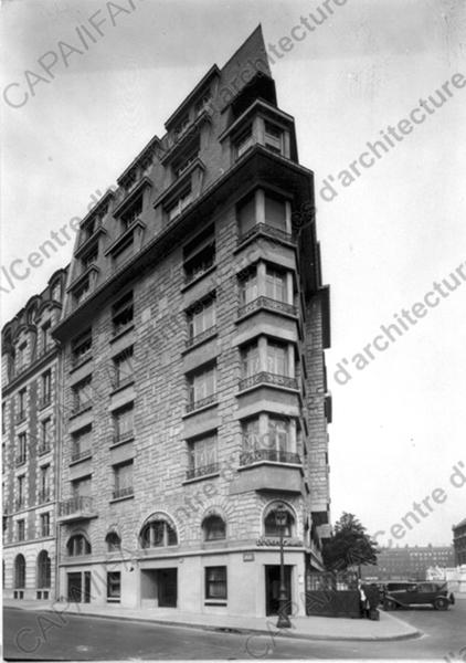 Vue des façades de l'immeuble à l'angle du quai des Orfèvres et de la place Dauphine Crédits: SIAF / Cité de l'Architecture et du Patrimoine / Archives d'architecture du XXe siècle Source Lien