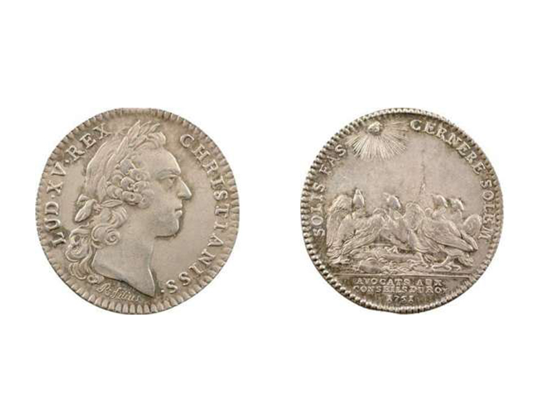 Jeton des avocats au Conseil du roi Louis XV. Établis par Louis XIV, les avocats au Conseil avaient pour devise "Solis fas cernere solem" (trad. "à eux seuls, l'heureux destin de faire face au soleil", en référence au Roi-Soleil) Pour en savoir plus: http://www.guglielmi.fr/IMG/pdf/SOLISFAS.pdf Source: Lien